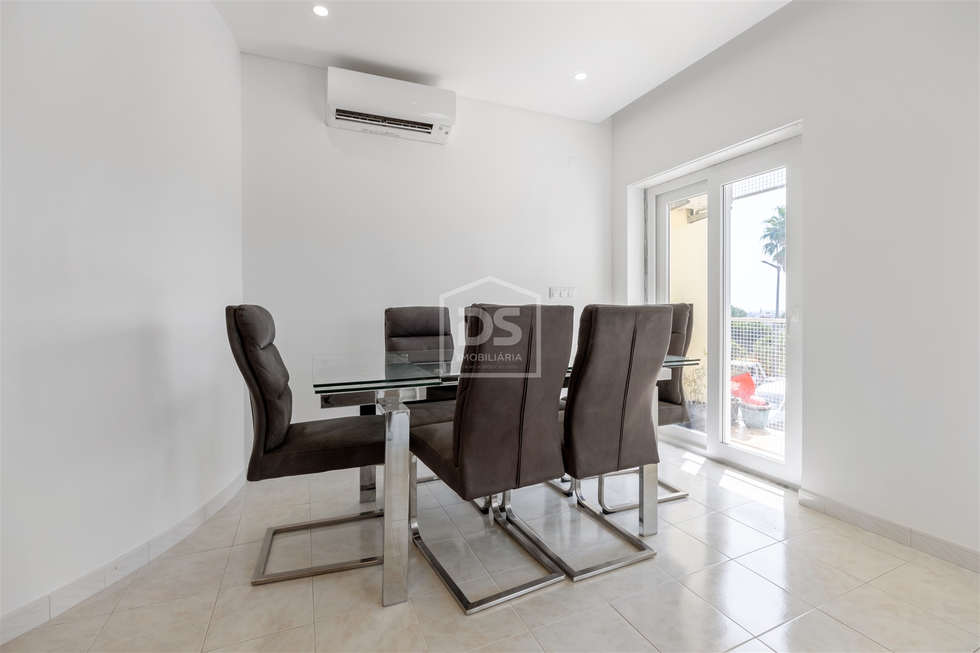 Apartamento T3 remodelado, Sobreda, Venda, 300.000