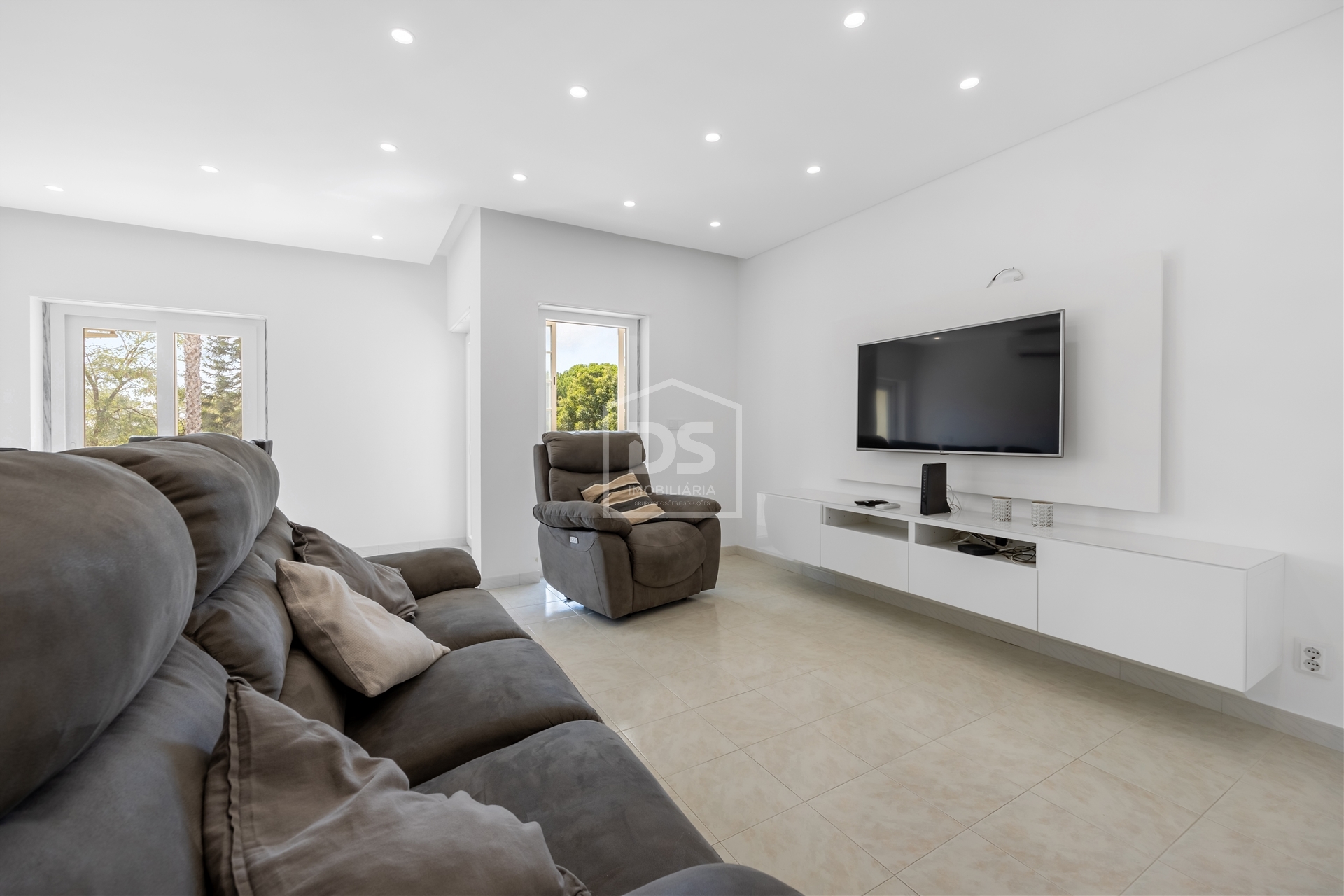 Apartamento T3 remodelado, Sobreda, Venda, 300.000
